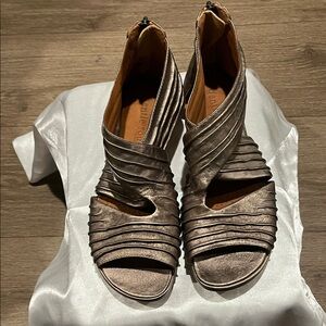 Gentle Souls Women's Bronze Heeled Sandals